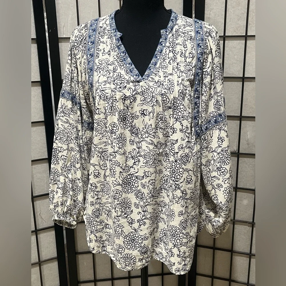 Old Navy Blue and Cream Floral SPLIT NECK, POET Blouse, WOMEN SIZE S